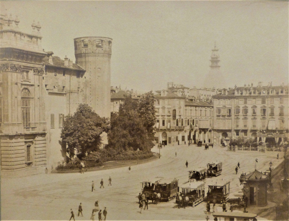 Piazza Castello ed angolo del Palazzo Madama. Torino, 1880-1885 circa.