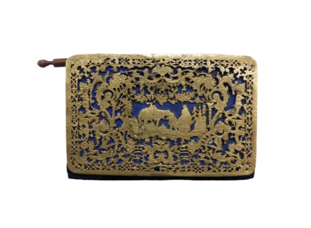 Carnet da ballo e portamonete in oro finemente cesellato con eleganti decori. s.d. (ma 1840 - 1880 circa).