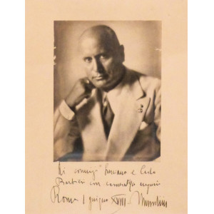 Fotografia originale di Benito Mussolini con autografo e dedica. Roma, 1 giugno 1940.