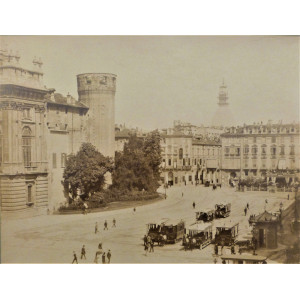 Piazza Castello ed angolo del Palazzo Madama. Torino, 1880-1885 circa.