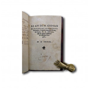 Rucellai, Giovanni - Rucellai, Palla. Le api di M. Giovanni Rucellai gentil’huo  fiorentino, le quali compose in Roma, del’anno 1524. essendo quiui  castellano di Castel sant’Angelo. s.n.t. (ma Firenze, eredi di Filippo  Giunta il vecchio), 1539.